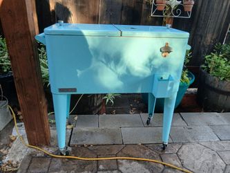 Ice chest on wheels
