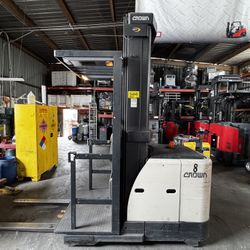 CROWN FORKLIFT ELECTRIC ORDER PICKER