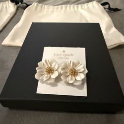 🌼 Kate Spade White & Gold Floral Earrings – Brand New 🌼