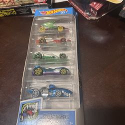 Hot Wheels Street Beasts 5 Pack Dragon Hammer Preying Howlin' Sharkruiser NEW