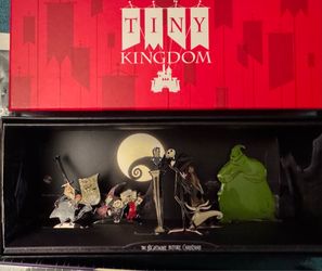 Disneyland Nightmare Before Christmas Tiny Kingdom 5 Piece Diorama Flat-Enamel Figurines shadow box pin set