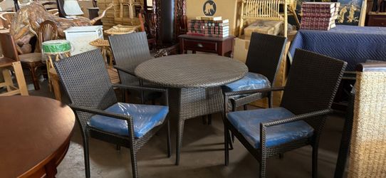 A Set of Aluminium including cushion