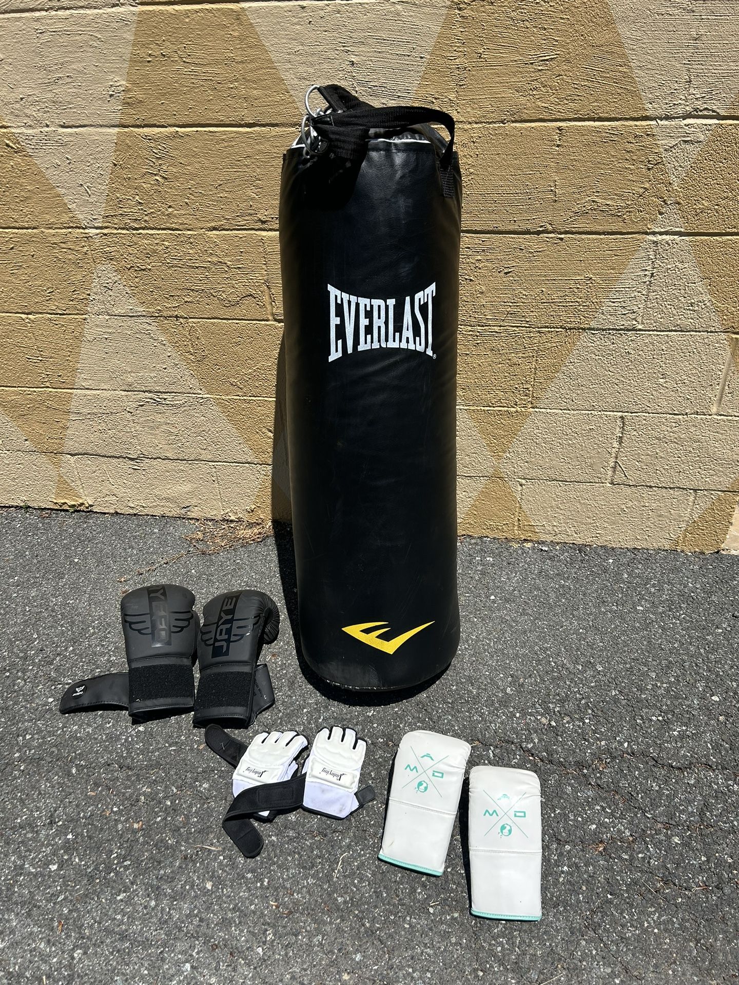 80lb punching bag with gloves