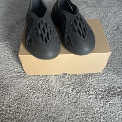 Black Yeezy Foam Runners (11M)
