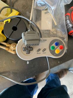 Súper Nintendo controller and games