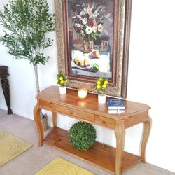 Excellent condition beautiful solid wood console table with a working drawer 44"x29"x20"