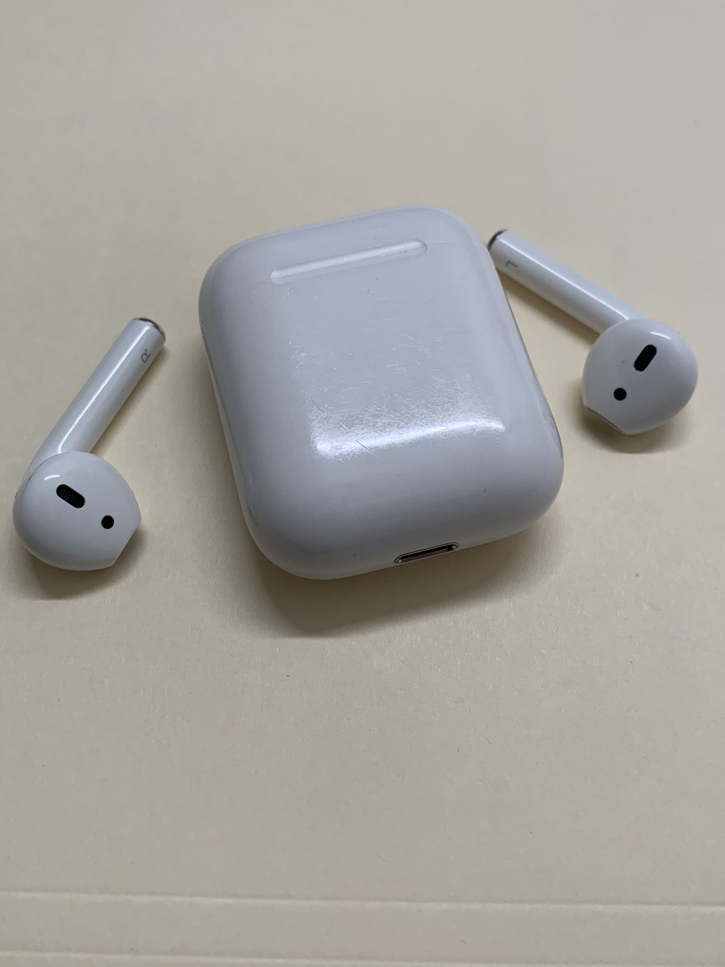 Apple AirPods (2nd Generation) - Lightning Port