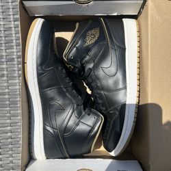Air Jordan 1 MID Size 11.5 BLACK/METALLIC GOLD-WHITE NOIR 554724-042