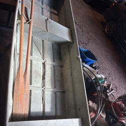 12’ Jon boat With oars