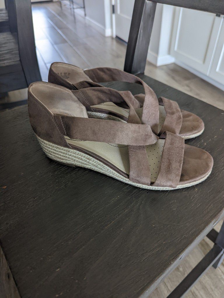 Like New Women's Taupe Wedge Shoes Sz 10