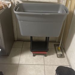 3 Large And 4 Medium Plastic  Container 