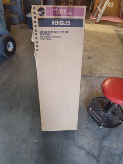 Hot Wheels. Looks Like They're Dated 2009. 72 Car Store Display. The Owner Shipping Box And The Display Box Have Some Damage.