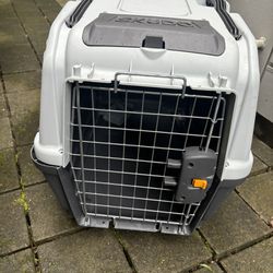 Deluxe Pet Carrier / Kennel