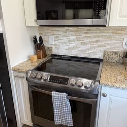 LG Black Stainless Steel Stove + Microwave (Matching Set)
