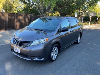 2013 Toyota Sienna Minivan – 7 Passenger