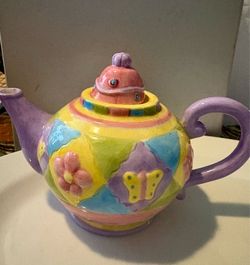 ONE ONEIDA DECORATING  GIRLS TEA POT 7” WIDE 5” HIGTH WITH LID