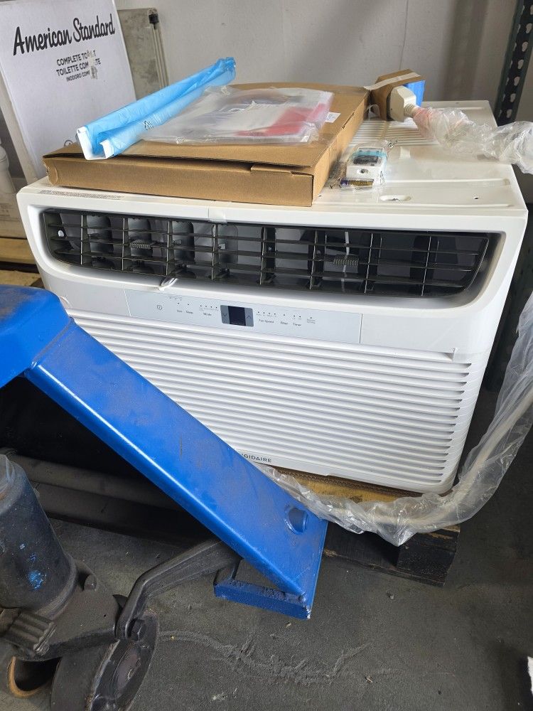 28000 Btu Frigidaire Ac Unit. Retail 750$ Brand New