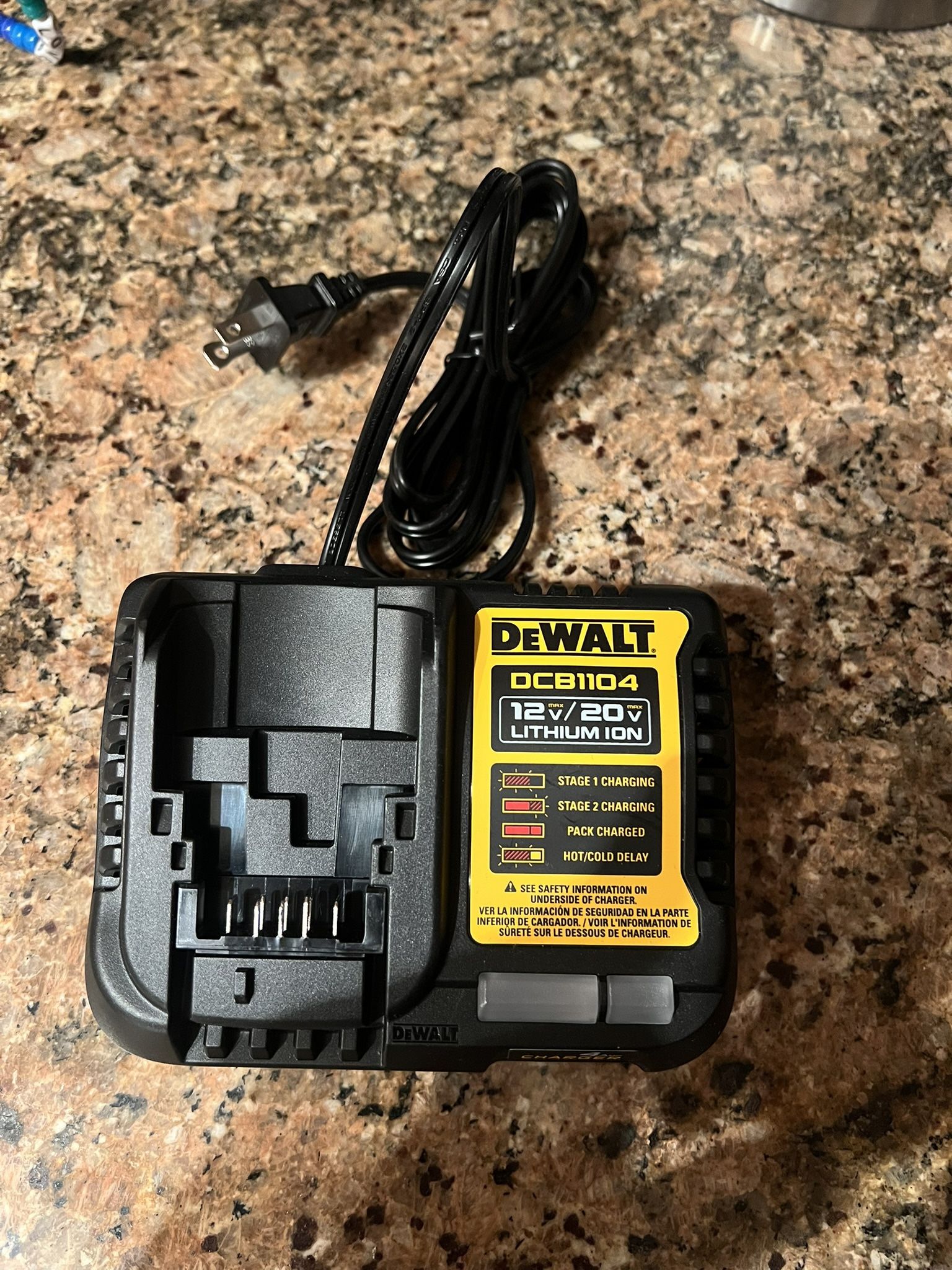 Dewalt “ 4 AMP” Charger 🔌 DCB1104• New
