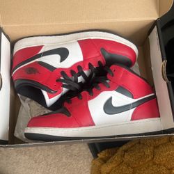 Air Jordan 1 MID