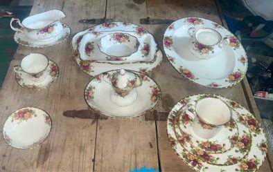 80-Pc Royal Albert "Old Country Roses" Dinner Set - Original 1962 Backstamp (Made in England)
