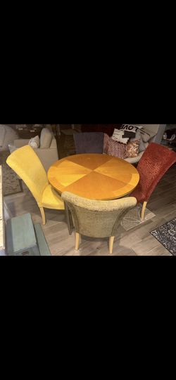 Round Table 4 Chairs
