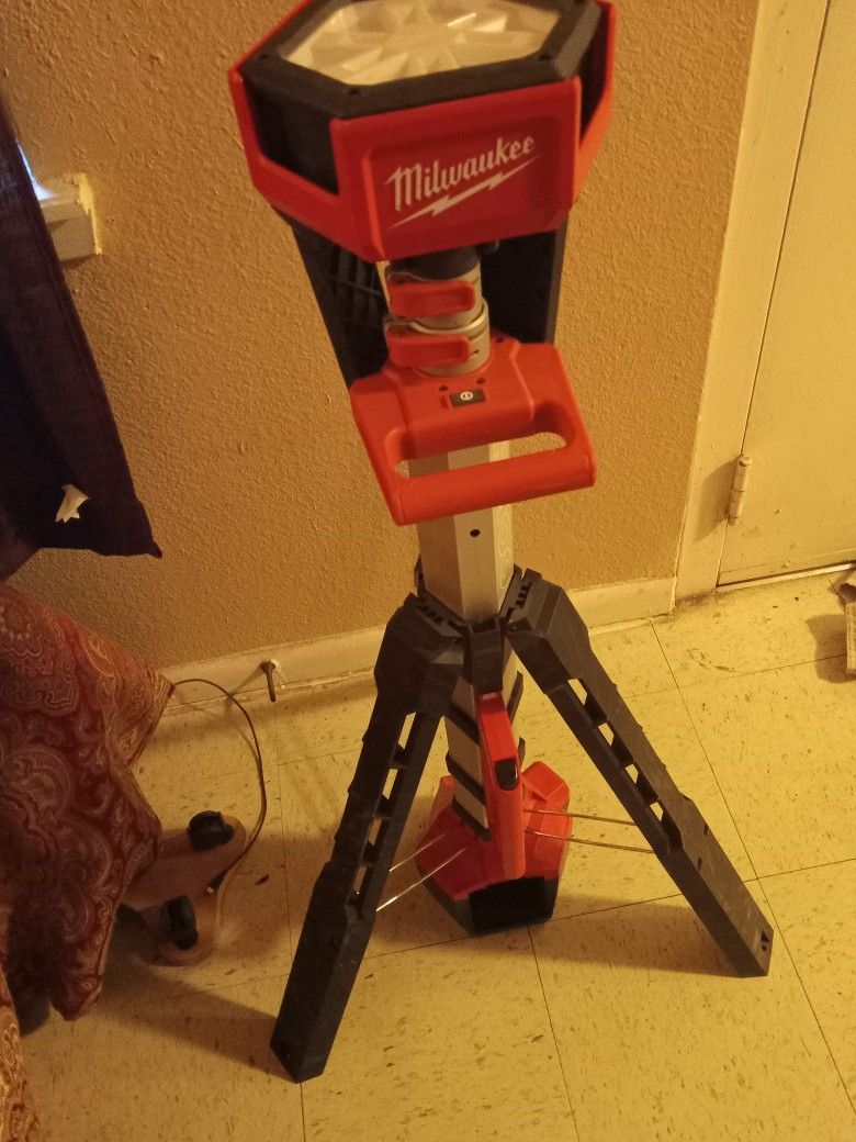 Milwaukee m 18 Rocket Dual Power Tower Light