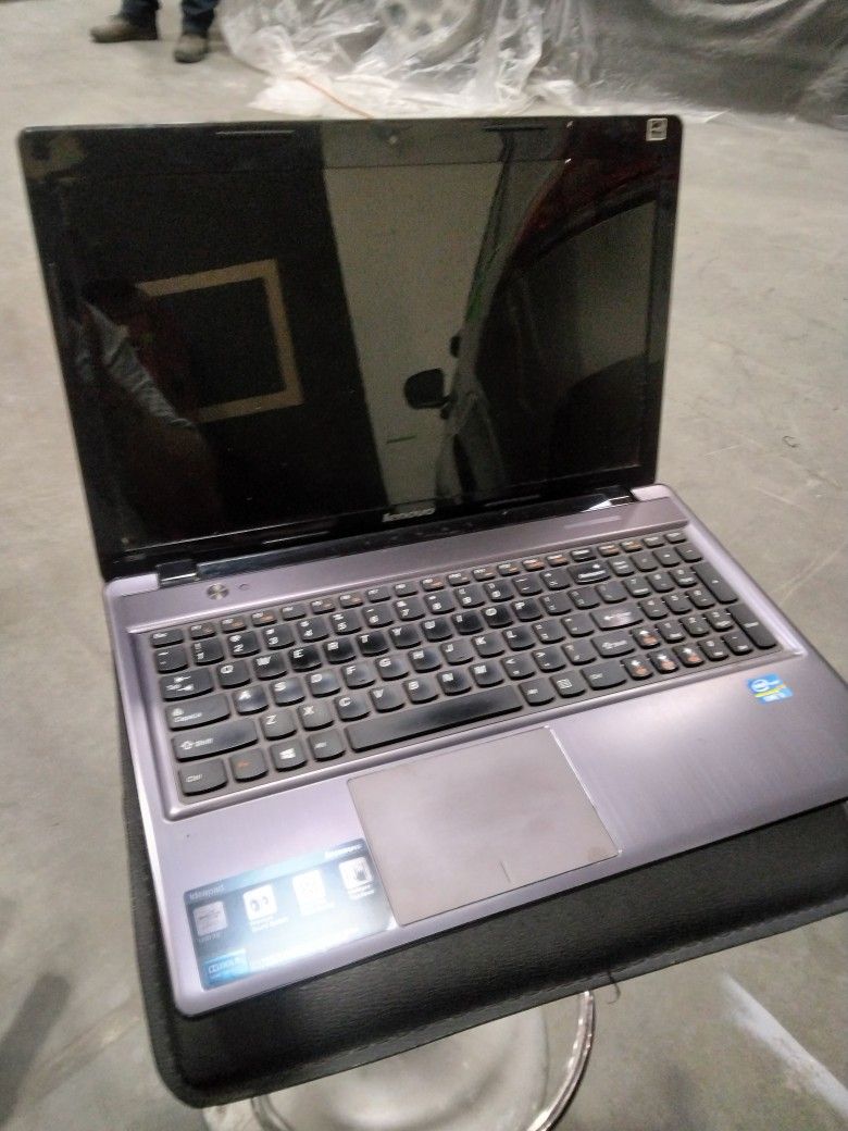 Lenovo IdeaPad Z580 Windows 8 Laptop Computer PC GREAT CONDITION WORKS GOOD LIKE NEW