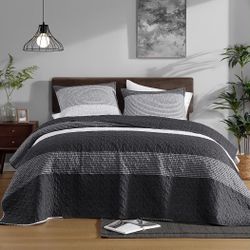 Oversized King Quilt, 3 Pcs Black and White Stripe Bedding Set -NEW (3549/8)