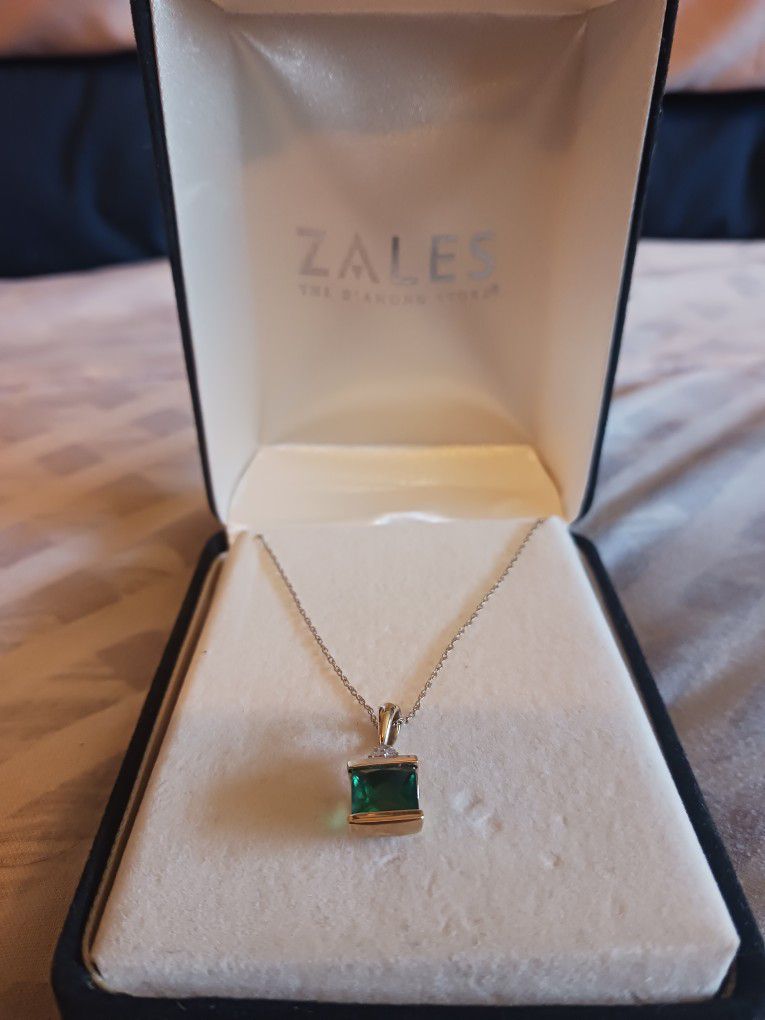 Zales Emerald Gold Necklace. 