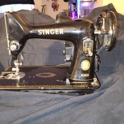 SINGER. SEWING MACHINE 