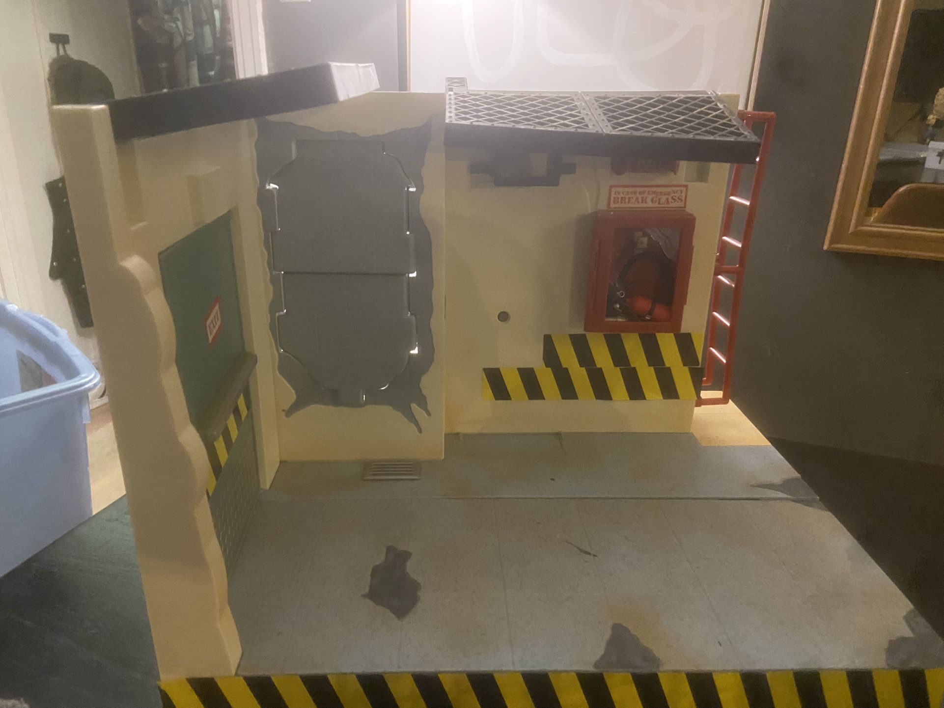 Jakks 2000 WWF WWE Smackdown Backstage Mayhem Playset 