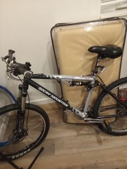 Rocky Mountain Instinct Full Suspension Mountain Bike