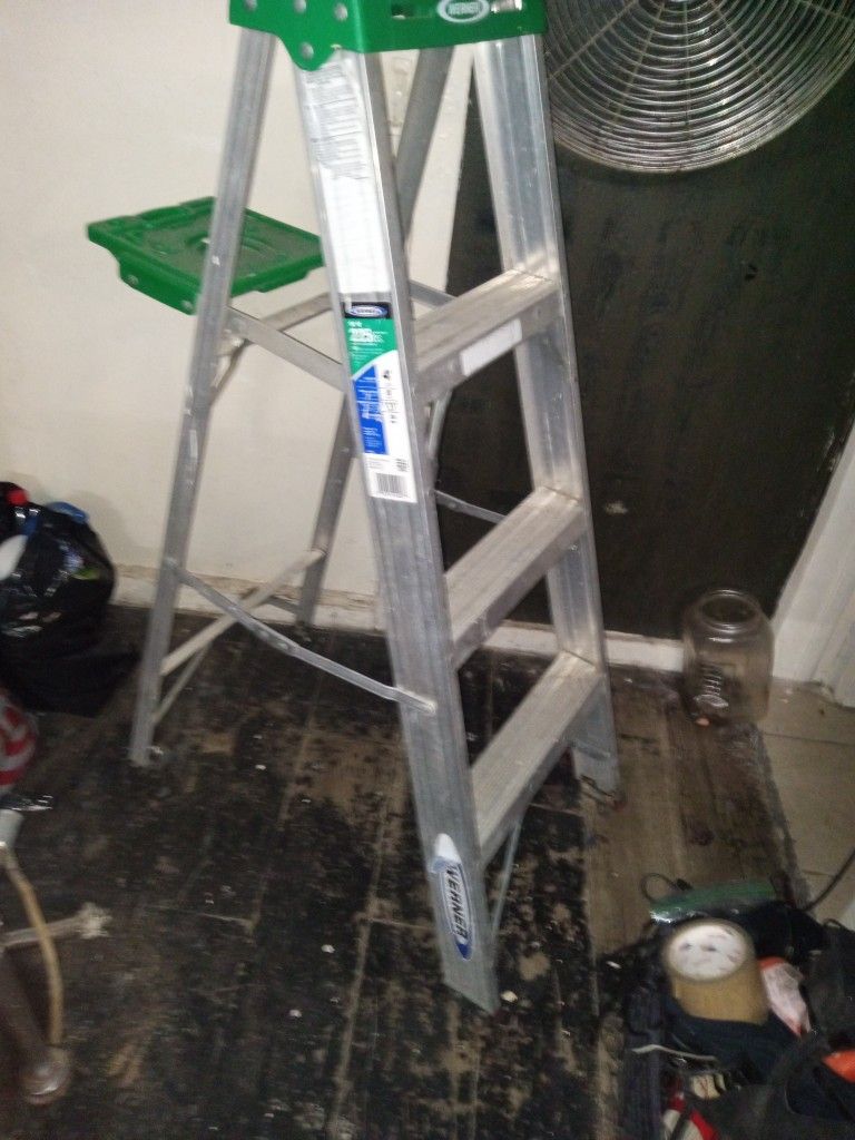 Escalera De Aluminio De 4 Pies Semi Nueba