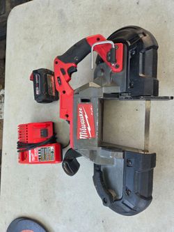 Milwaukee 18v bamdsaw y batt 5.0 y cargador todo trabaja muy bien $240 firme low Ball will b ignored  area jersey village 77O41