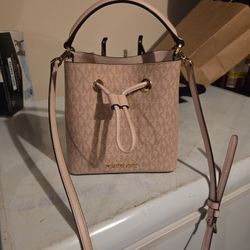 Michael Kors Bucket Bag