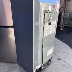 Refrigerator (small fridge)