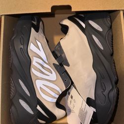 Yeezy 700 Bone Size 10.5c 