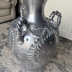 Clay base for decoration, silver color (*H25" D14x14*)