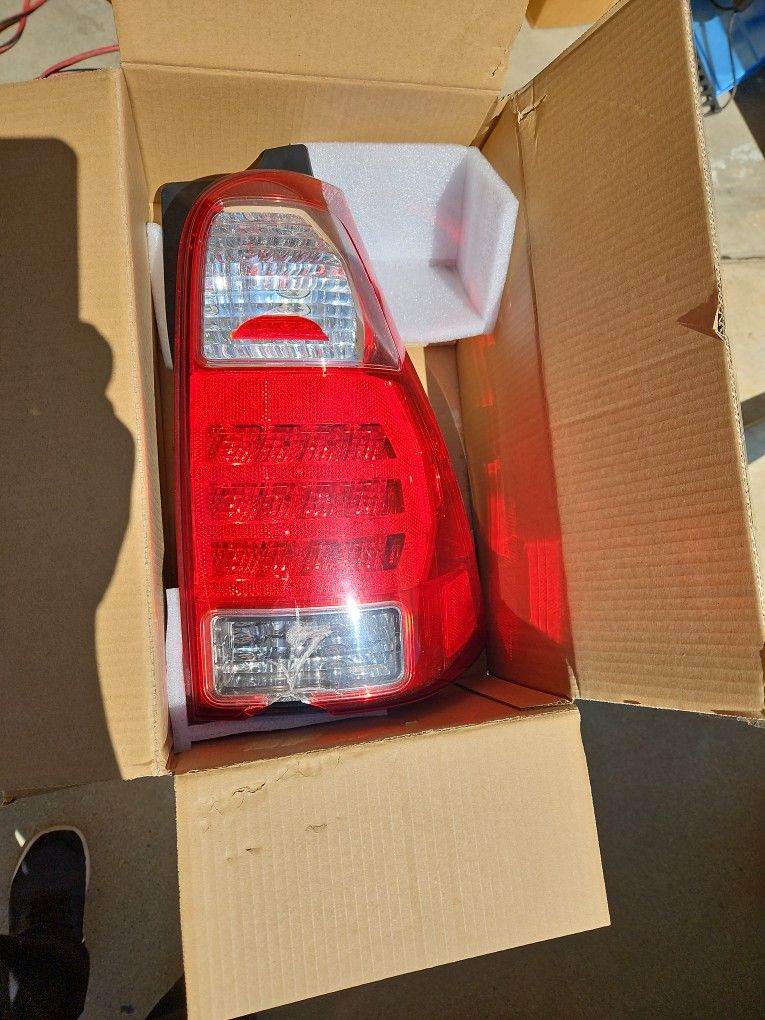 Tail LightPassenger side toyota 4runner 2006-09