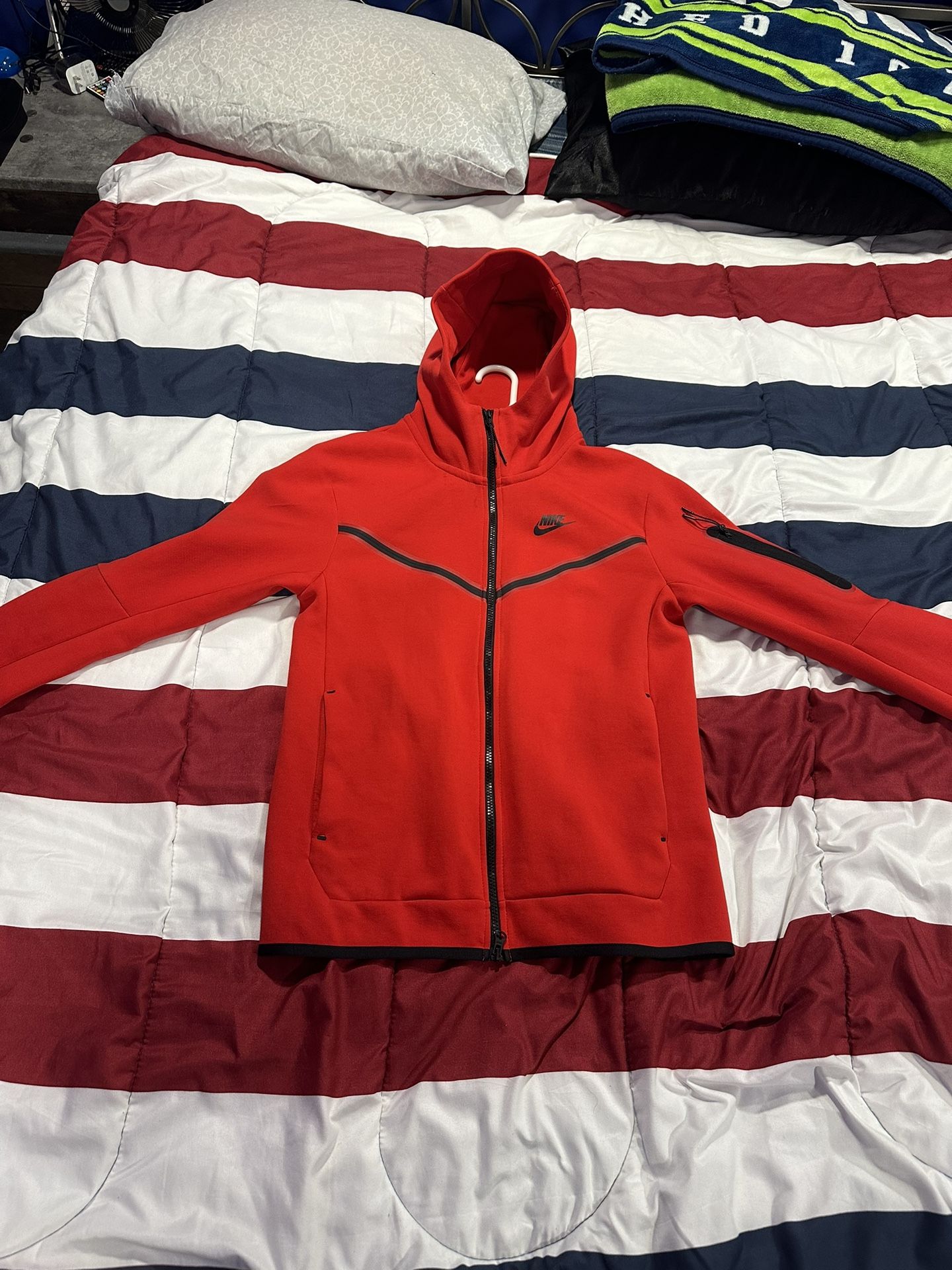 Red nike tech fleece   