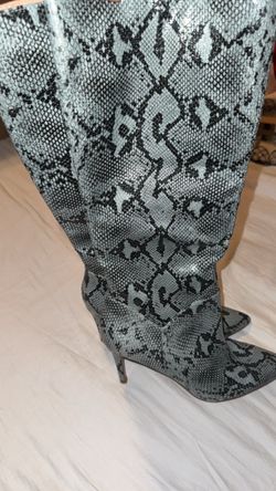 Snakeskin Knee High Pointed Toe Boots Size 6