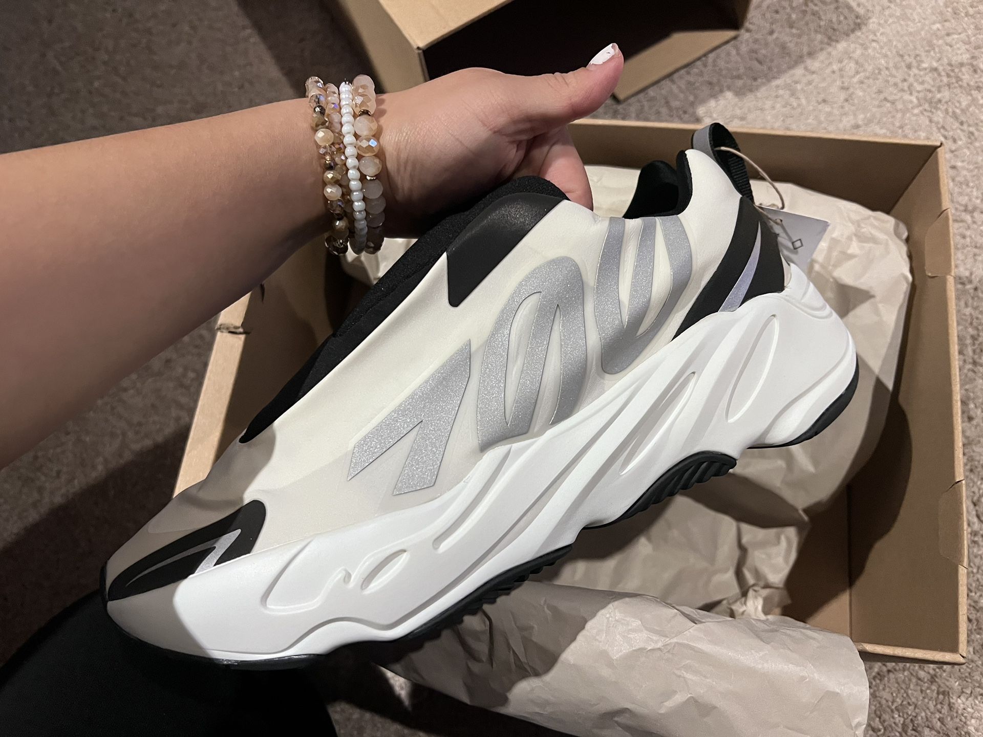 Yeezy Boost 700 MNVN Laceless ‘Analog’ Size 9.5