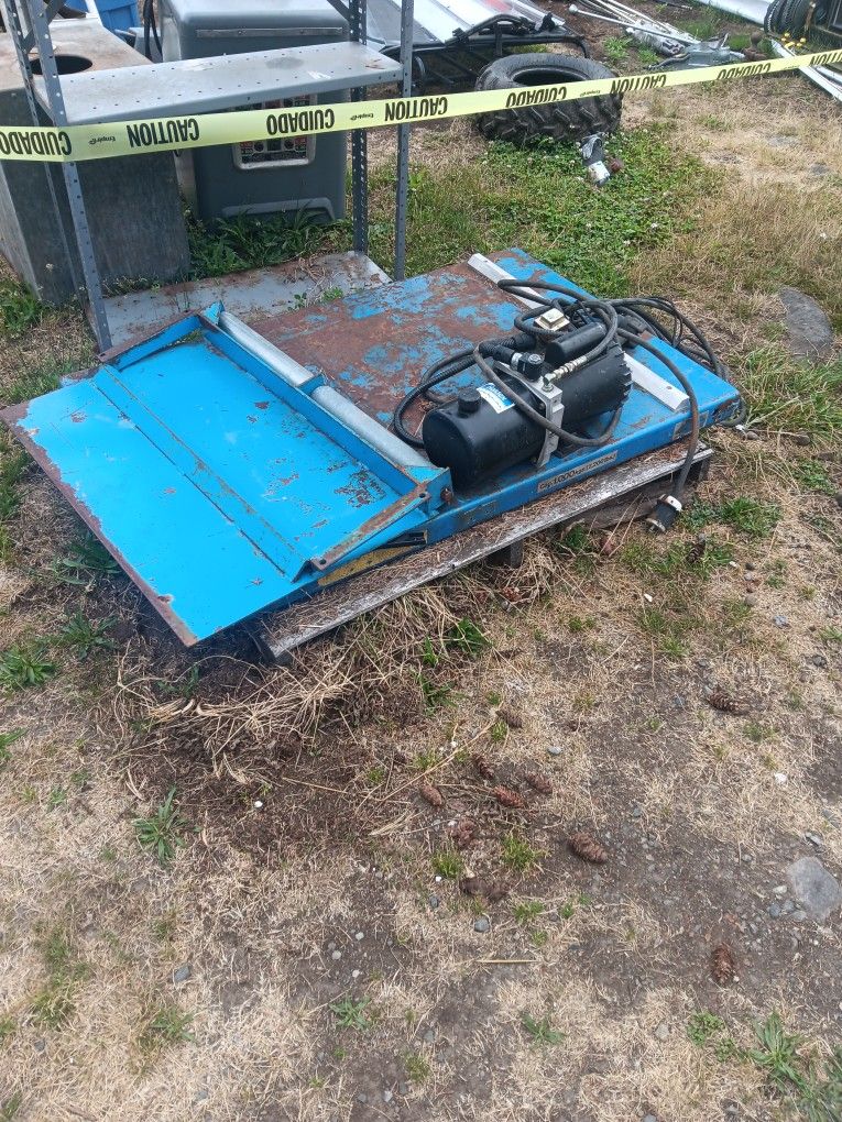 Bishamon Table Lift 2000LB With Roller Ramp. 220v