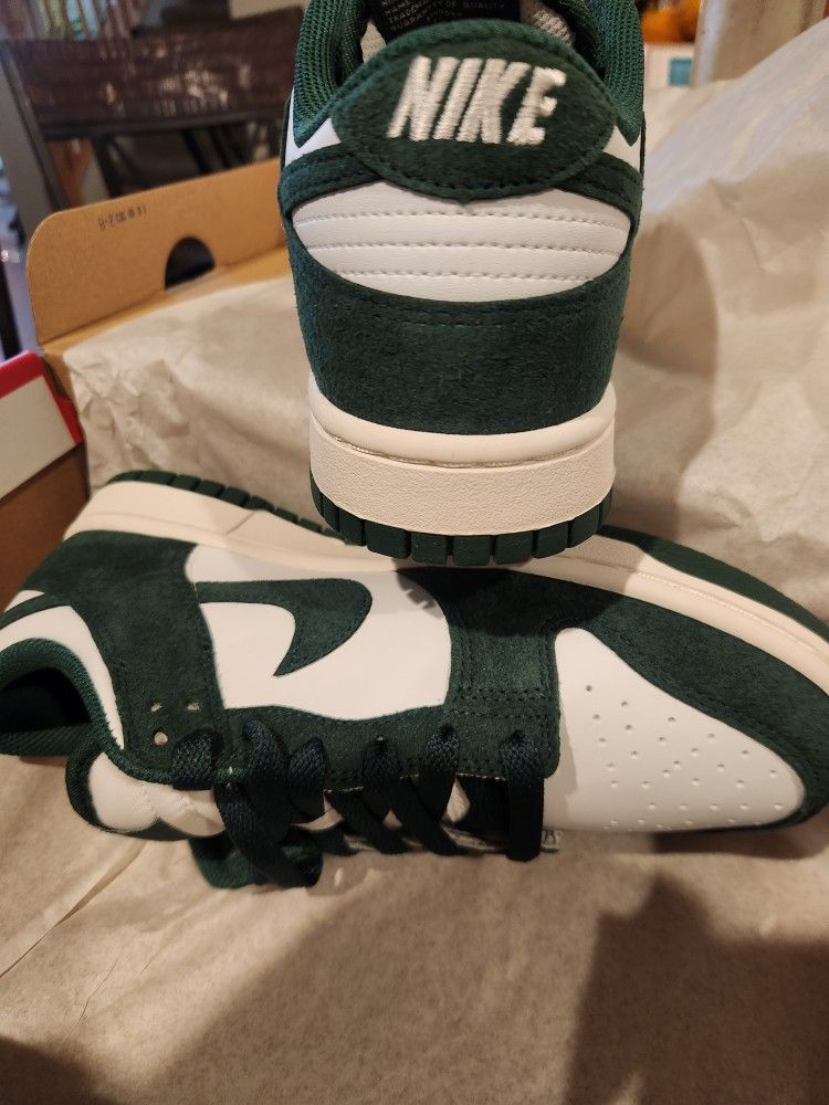 Size 7.5 Women's Nike Dunk CHRISTMAS SHOE