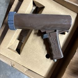 Caulking Gunn