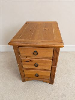 Hammary 3-Drawer Wood End Table / Nightstand – Rustic Pine Style