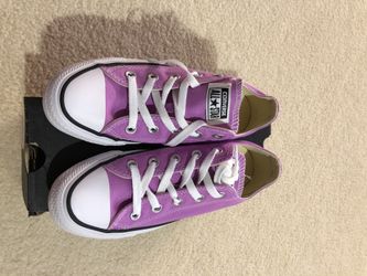 BRAND NEW: Converse Women’s size 6: Retails for $55