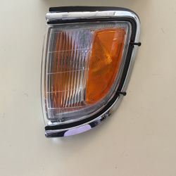 Toyota Tacoma Pickup 2WD 1995 to 2004 Park Side Marker (Chrome) Driver Side Assembly 