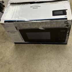 Mainstays .7 Cu Ft Countertop Microwave Oven