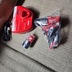Milwaukee m12 1/2 (13mm) hammer drill driver and battery 2.0ah and charger 